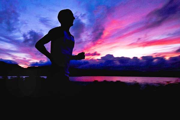 Jogger beim Jogging bei Sonnenuntergang