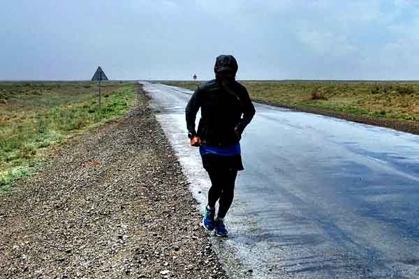 Läufer in Wind- und Regenjacke