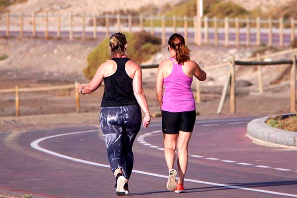 Zwei Frauen beim Outdoor Walking