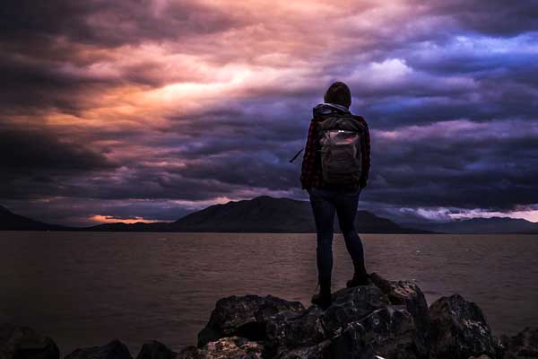 Wanderer genießt den Sonnenuntergang